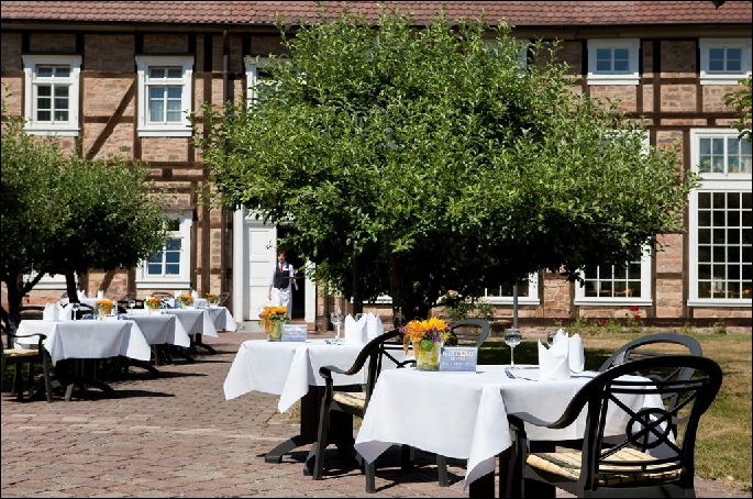 Schlosspark, Trauung unter freiem Himmel, Hochzeit, romantisch, heiraten im Freien, draußen heiraten