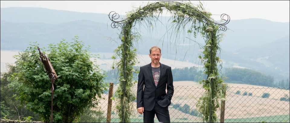 Hochzeitslocation, romantische Säle, Räume für Hochzeitsfeier, Tischdekoration, Stuhlhussen, Essen und Trinken