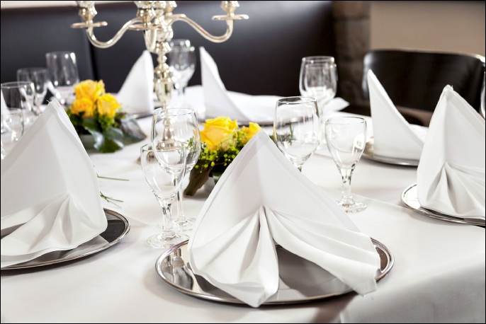 Hochzeitslocation, romantische Säle, Räume für Hochzeitsfeier, Tischdekoration, Stuhlhussen, Essen und Trinken